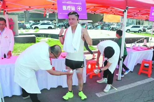 运动康复治疗师为参赛者提供赛后康复保障服务,减少运动损伤风险